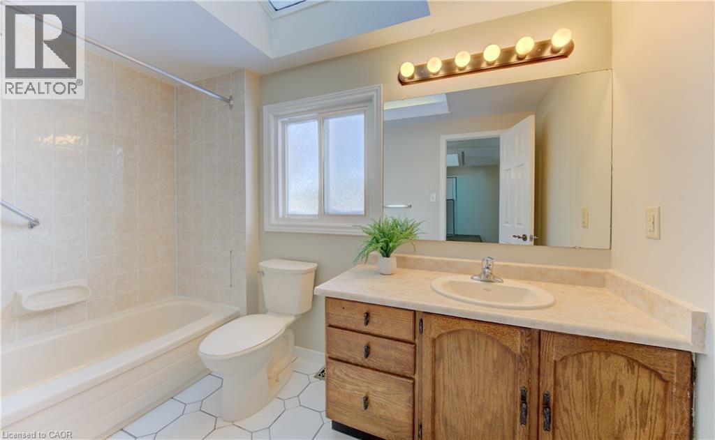 21 Sandcliffe Place, Waterloo, ON - Indoor Photo Showing Bathroom