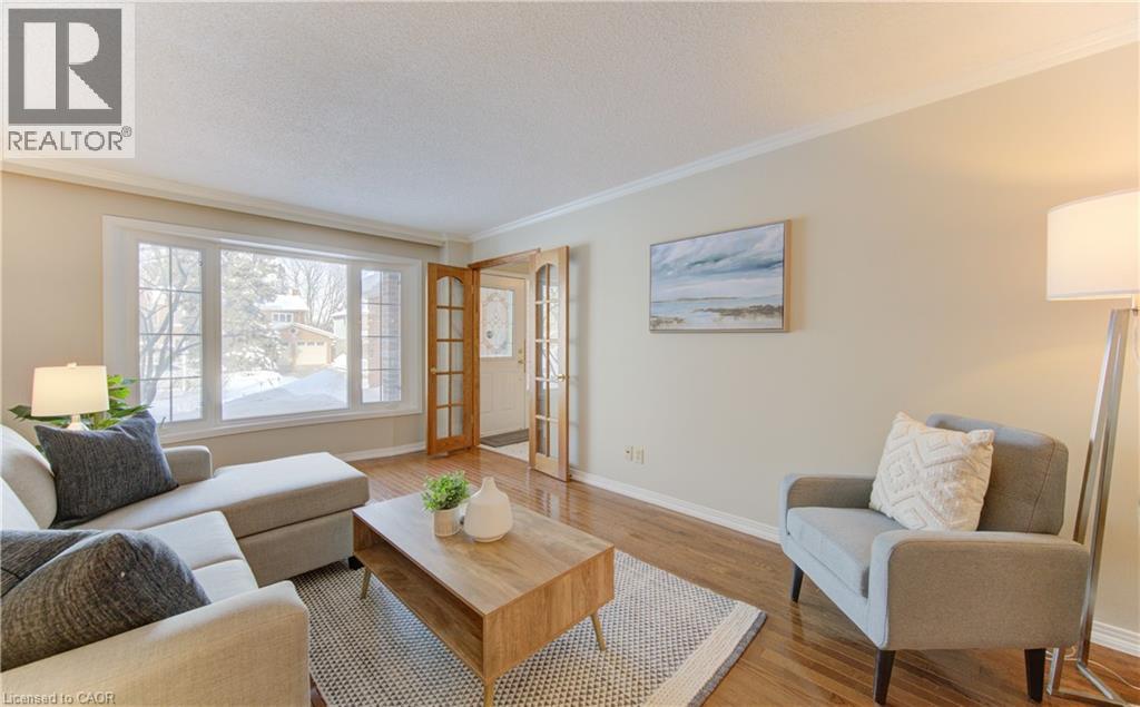 21 Sandcliffe Place, Waterloo, ON - Indoor Photo Showing Living Room
