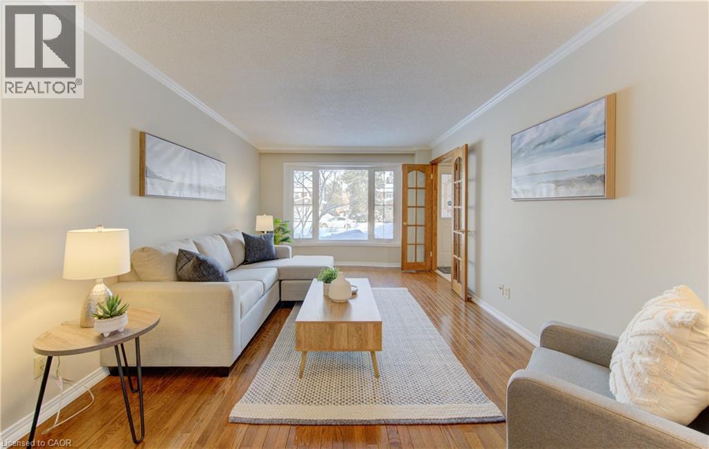 21 Sandcliffe Place, Waterloo, ON - Indoor Photo Showing Living Room