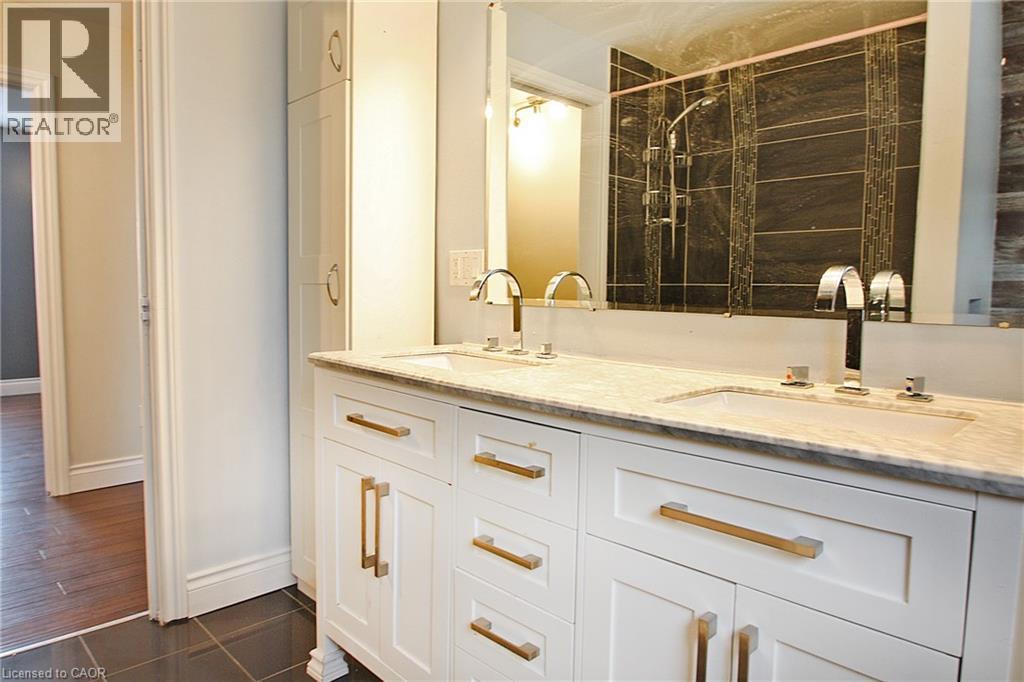 129 Hillyard Street, Hamilton, ON - Indoor Photo Showing Bathroom