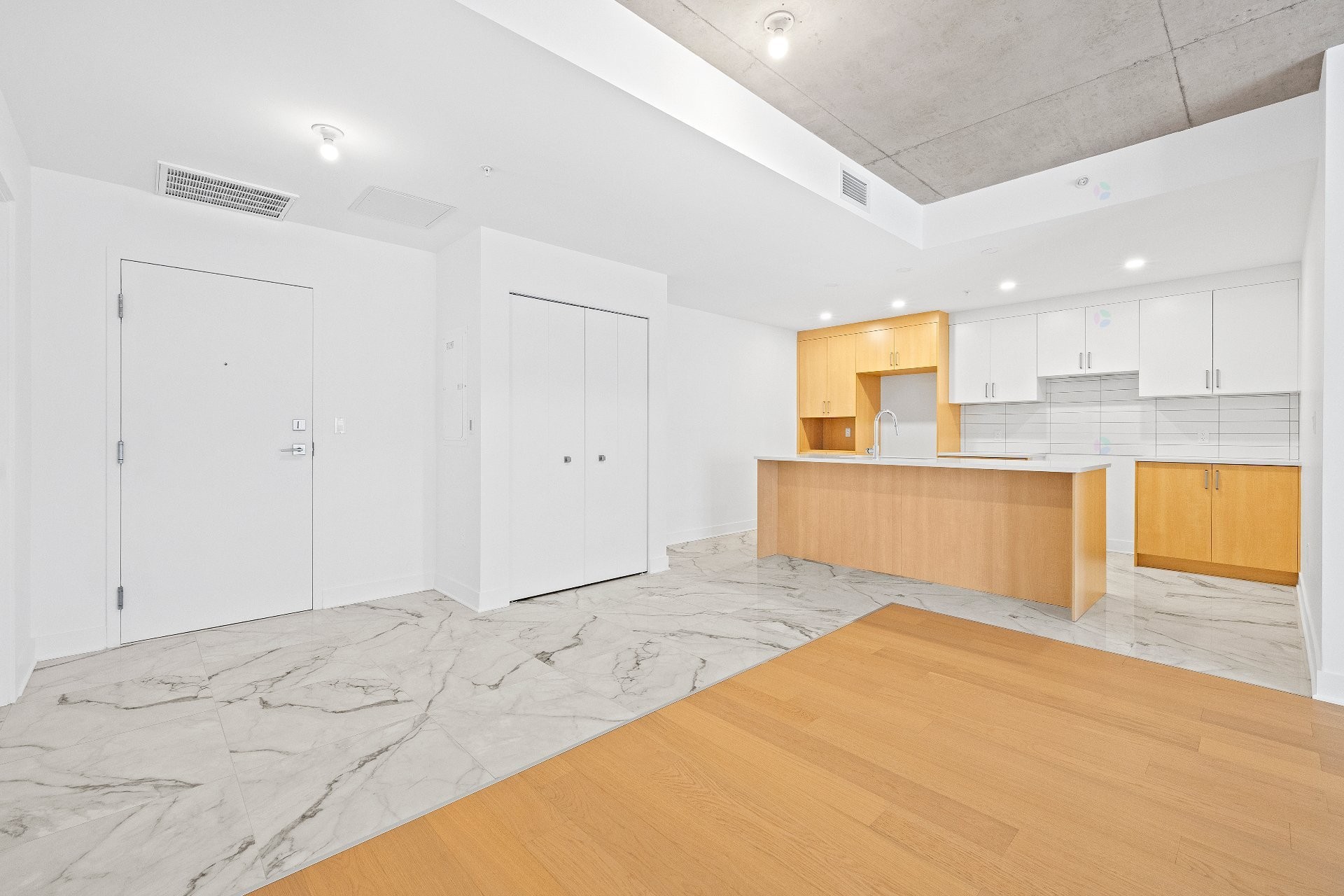 Overall view - 407-244 Boul. Hymus, Pointe-Claire, QC - Indoor Photo Showing Kitchen