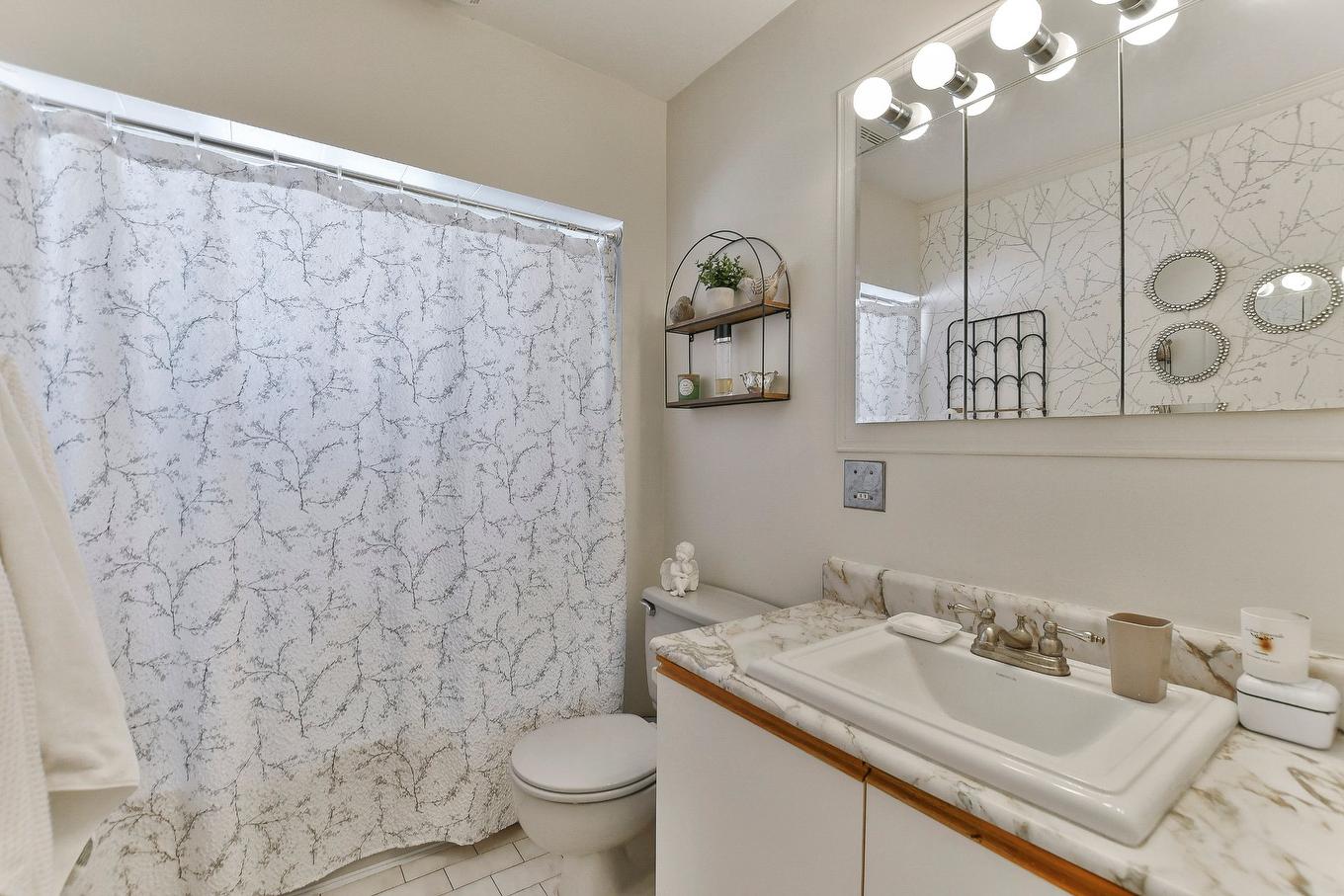 Bathroom - 3950 Rue Nathalie, Laval (Fabreville), QC - Indoor Photo Showing Bathroom