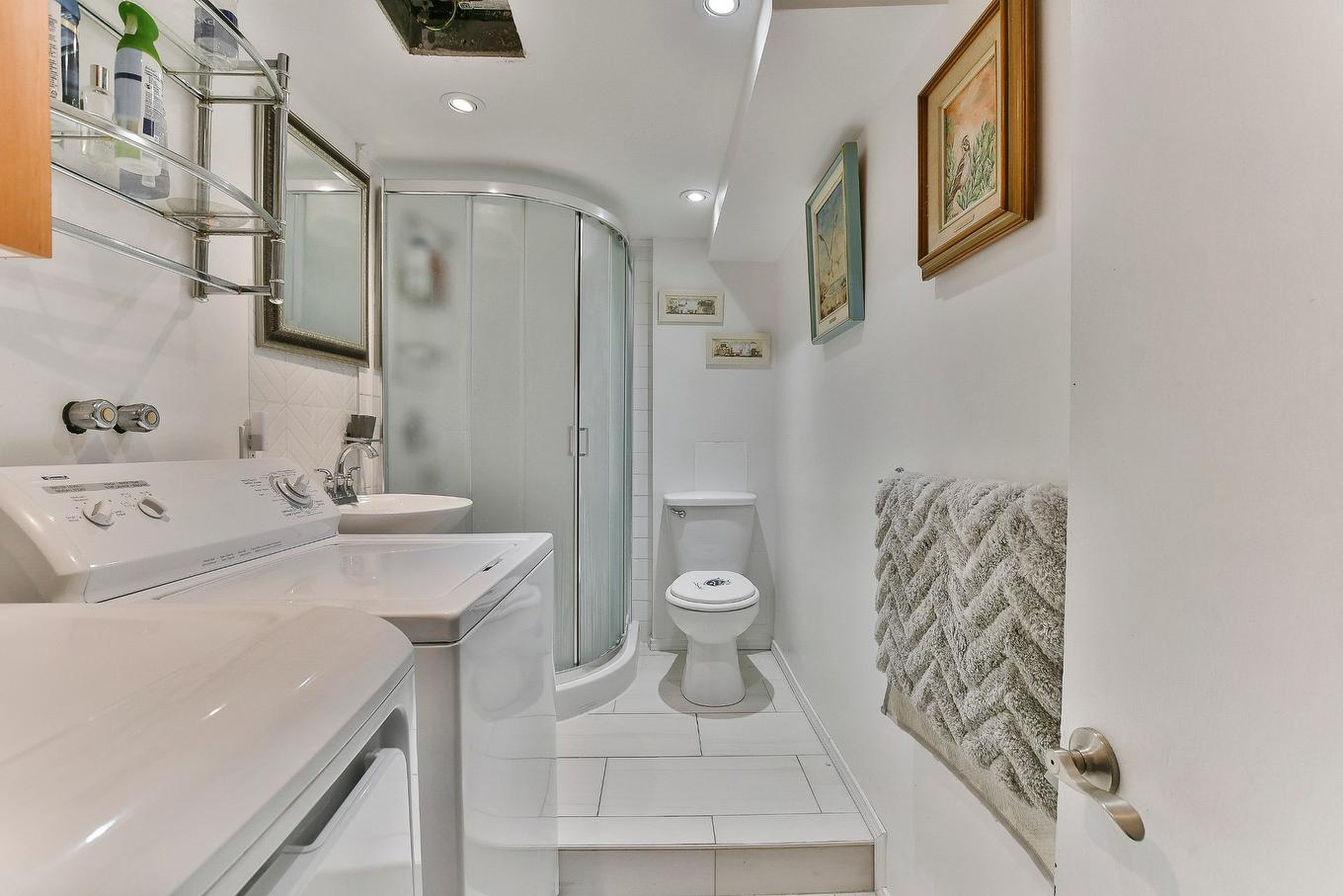 Bathroom - 3950 Rue Nathalie, Laval (Fabreville), QC - Indoor Photo Showing Laundry Room