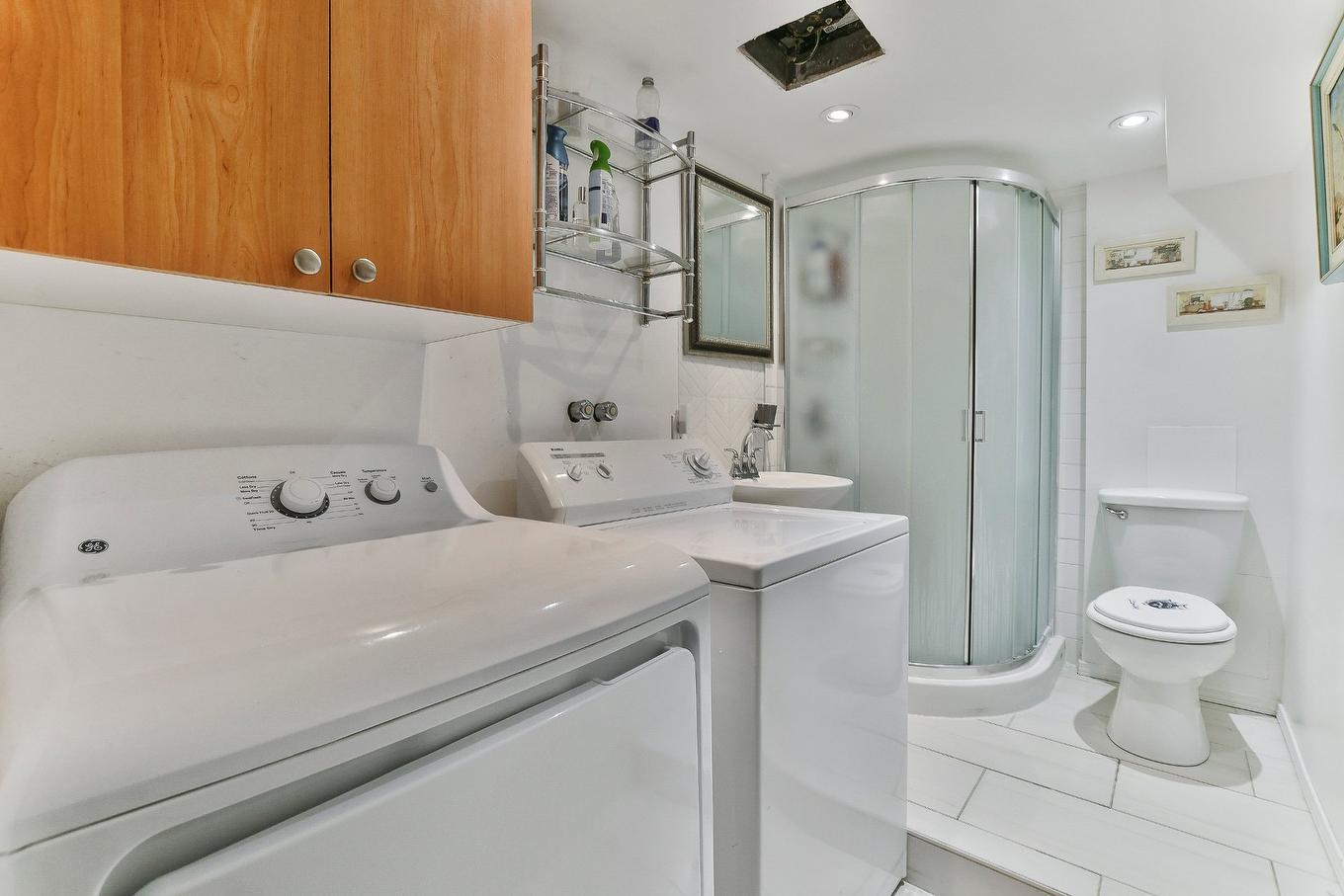 Bathroom - 3950 Rue Nathalie, Laval (Fabreville), QC - Indoor Photo Showing Laundry Room