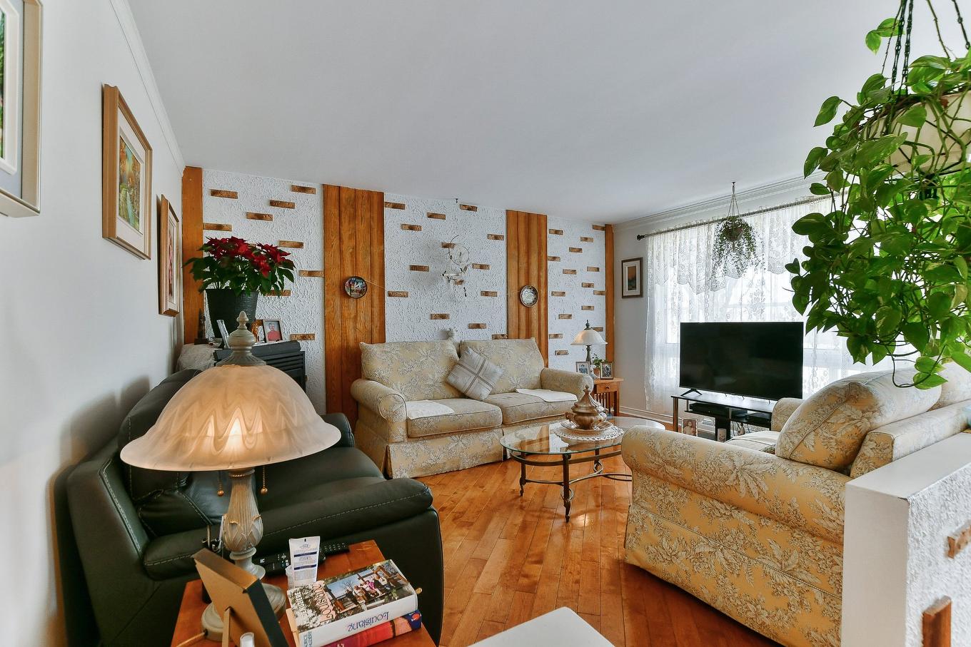 Living room - 3950 Rue Nathalie, Laval (Fabreville), QC - Indoor Photo Showing Living Room