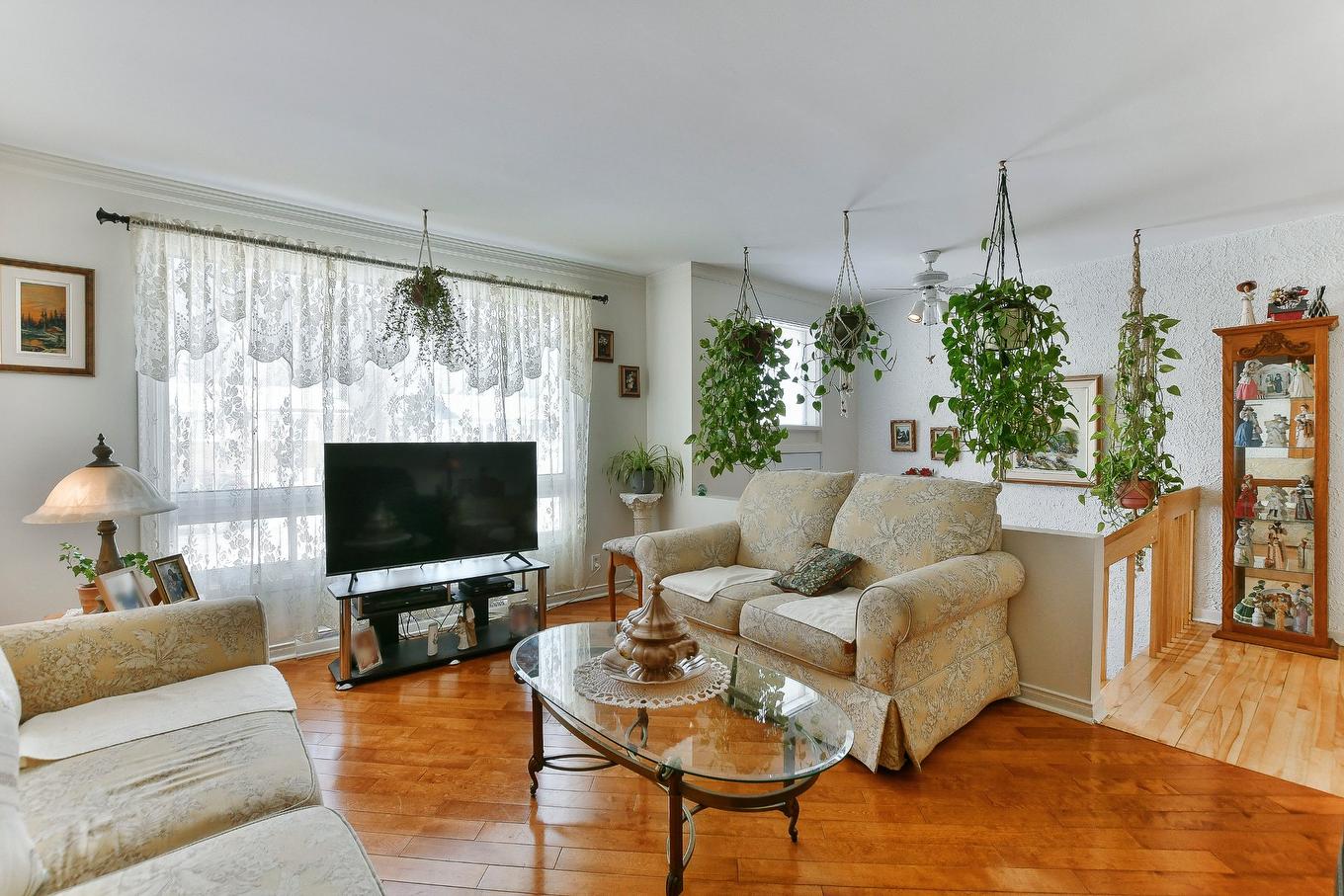 Living room - 3950 Rue Nathalie, Laval (Fabreville), QC - Indoor Photo Showing Living Room