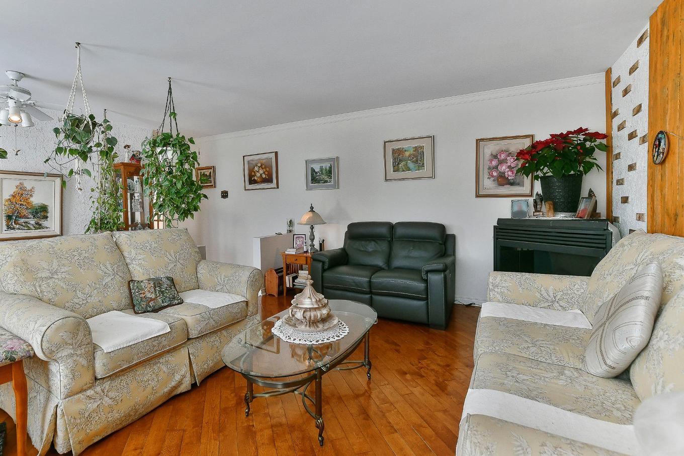 Living room - 3950 Rue Nathalie, Laval (Fabreville), QC - Indoor Photo Showing Living Room