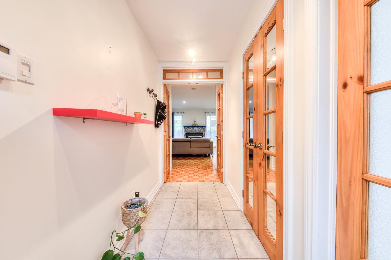 Hall d'entrée/Vestibule - 4136 Rue De La Seine, Laval (Chomedey), QC - Indoor Photo Showing Other Room