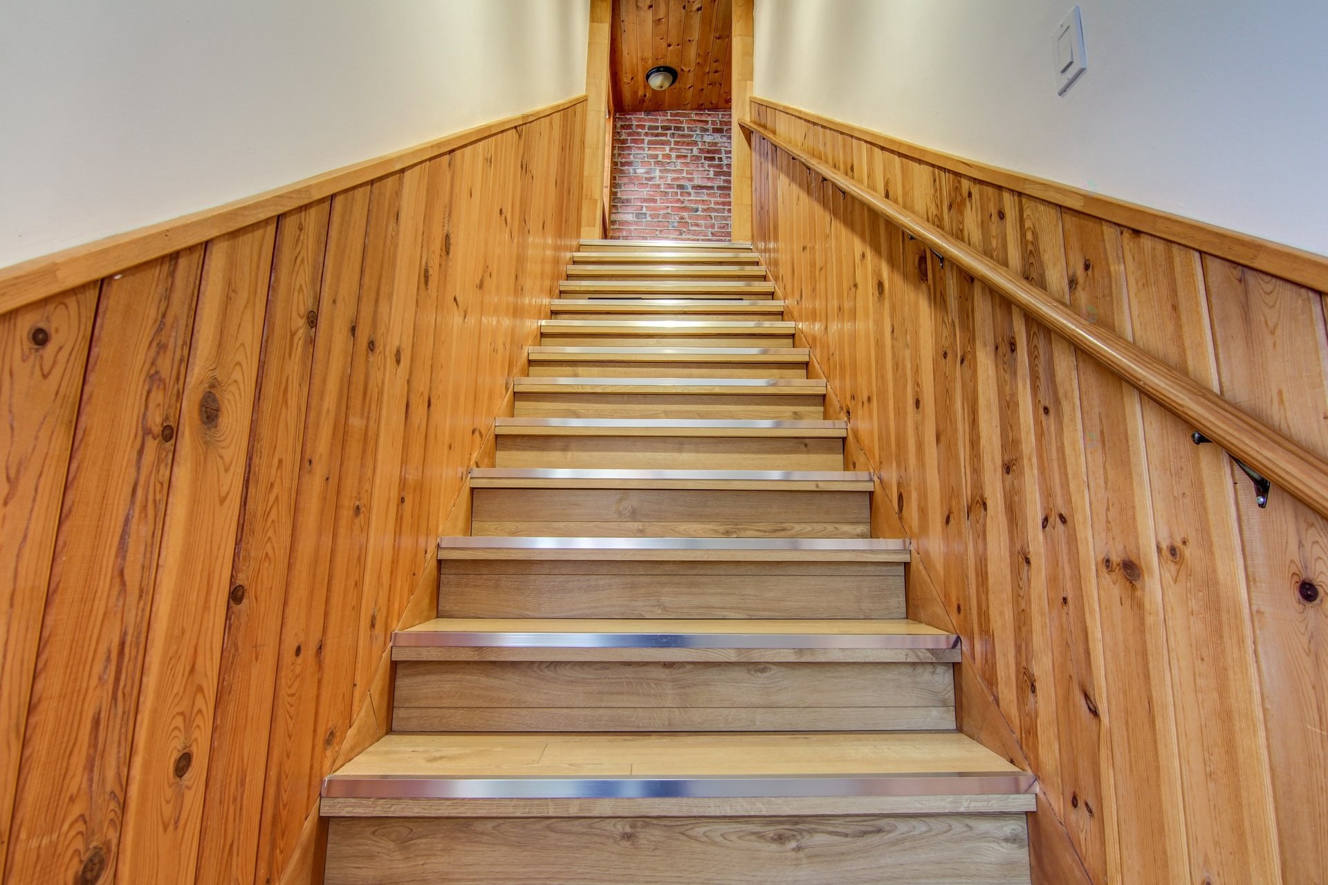 Escalier - 3992 Rue Ste-Jeanne-D'Arc, Saguenay (Jonquière), QC - Indoor Photo Showing Other Room