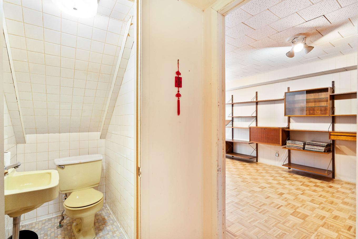 Powder room - 174 Prom. Sheraton, Montréal-Ouest, QC - Indoor Photo Showing Bathroom