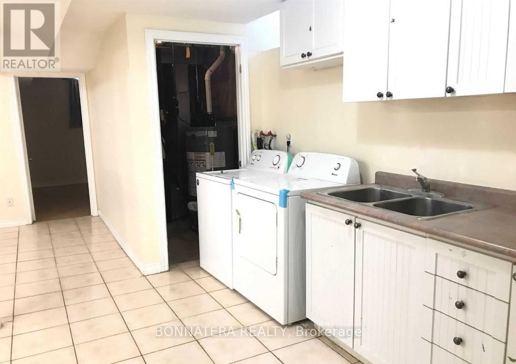 5359 Bullrush Drive, Mississauga, ON - Indoor Photo Showing Laundry Room