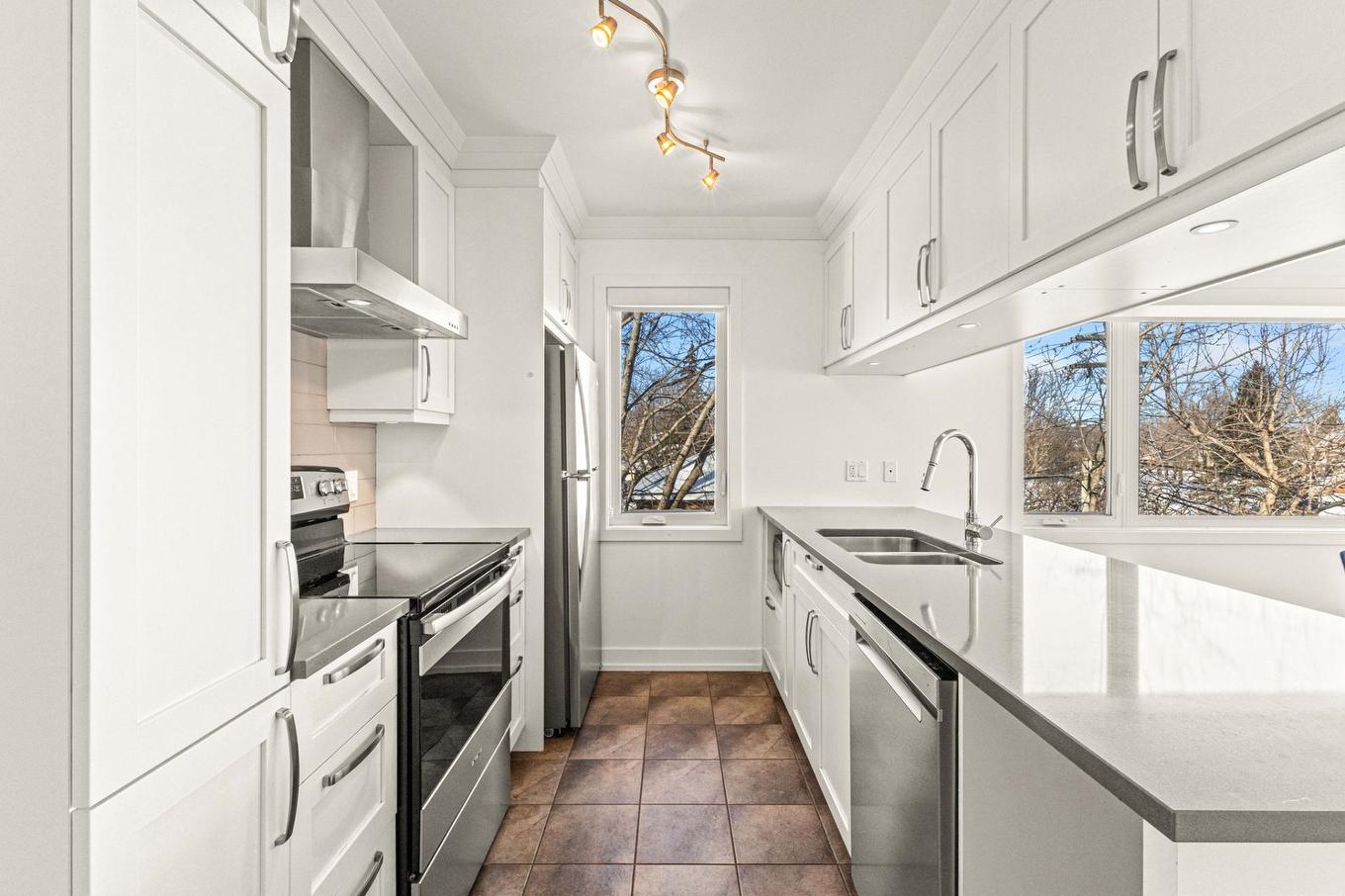 Kitchen - 2362 Rue Marquette, Longueuil (Le Vieux-Longueuil), QC - Indoor Photo Showing Kitchen With Double Sink With Upgraded Kitchen