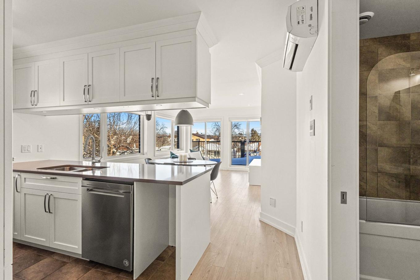 Kitchen - 2362 Rue Marquette, Longueuil (Le Vieux-Longueuil), QC - Indoor Photo Showing Kitchen With Double Sink With Upgraded Kitchen