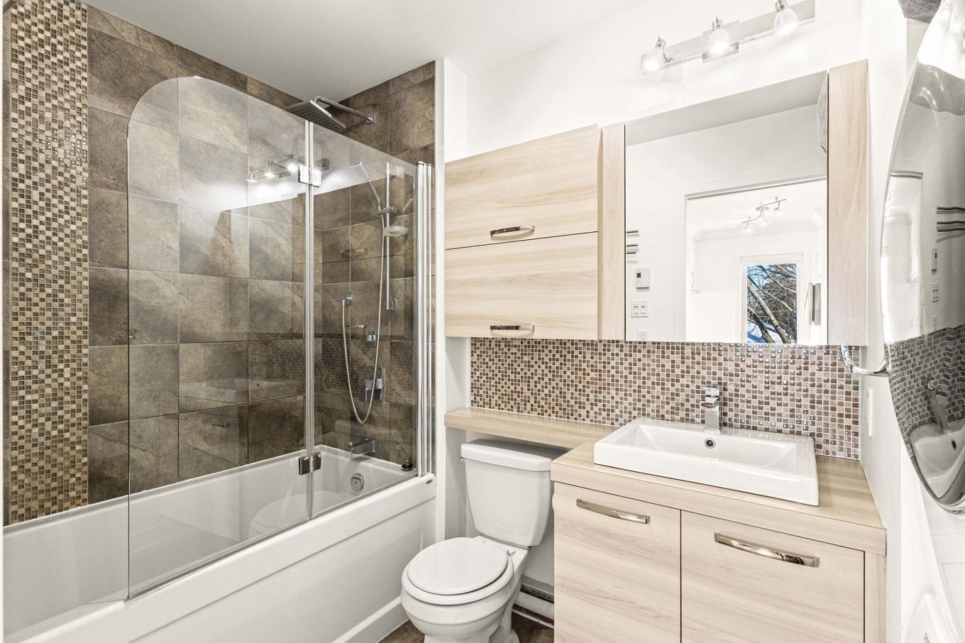 Bathroom - 2362 Rue Marquette, Longueuil (Le Vieux-Longueuil), QC - Indoor Photo Showing Bathroom