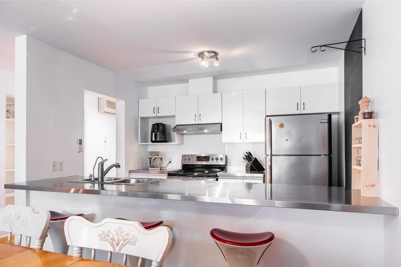 Cuisine - 5204 Av. Jeanne-D'Arc, Montréal (Rosemont/La Petite-Patrie), QC - Indoor Photo Showing Kitchen With Double Sink With Upgraded Kitchen