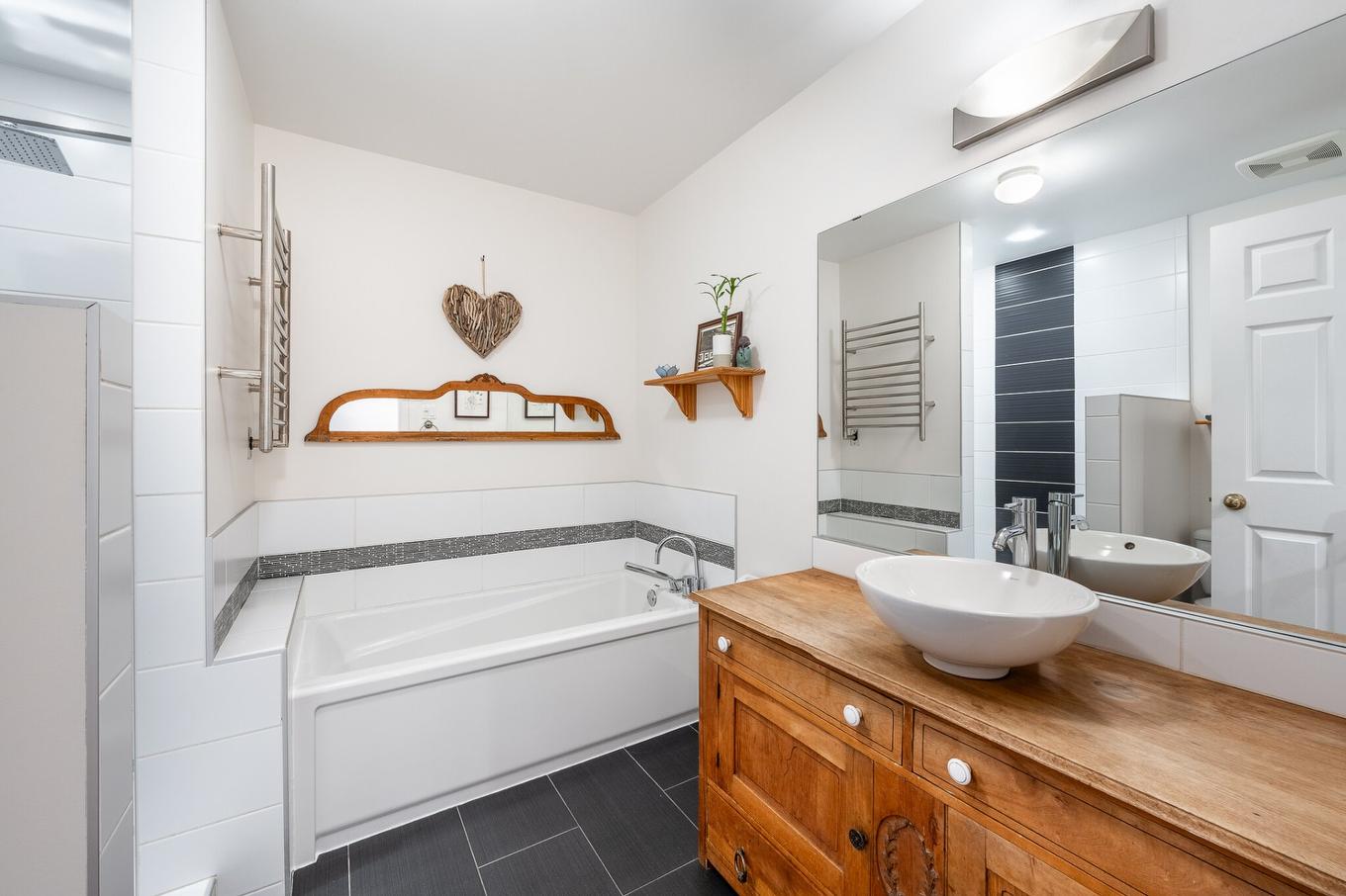 Salle de bains - 5204 Av. Jeanne-D'Arc, Montréal (Rosemont/La Petite-Patrie), QC - Indoor Photo Showing Bathroom