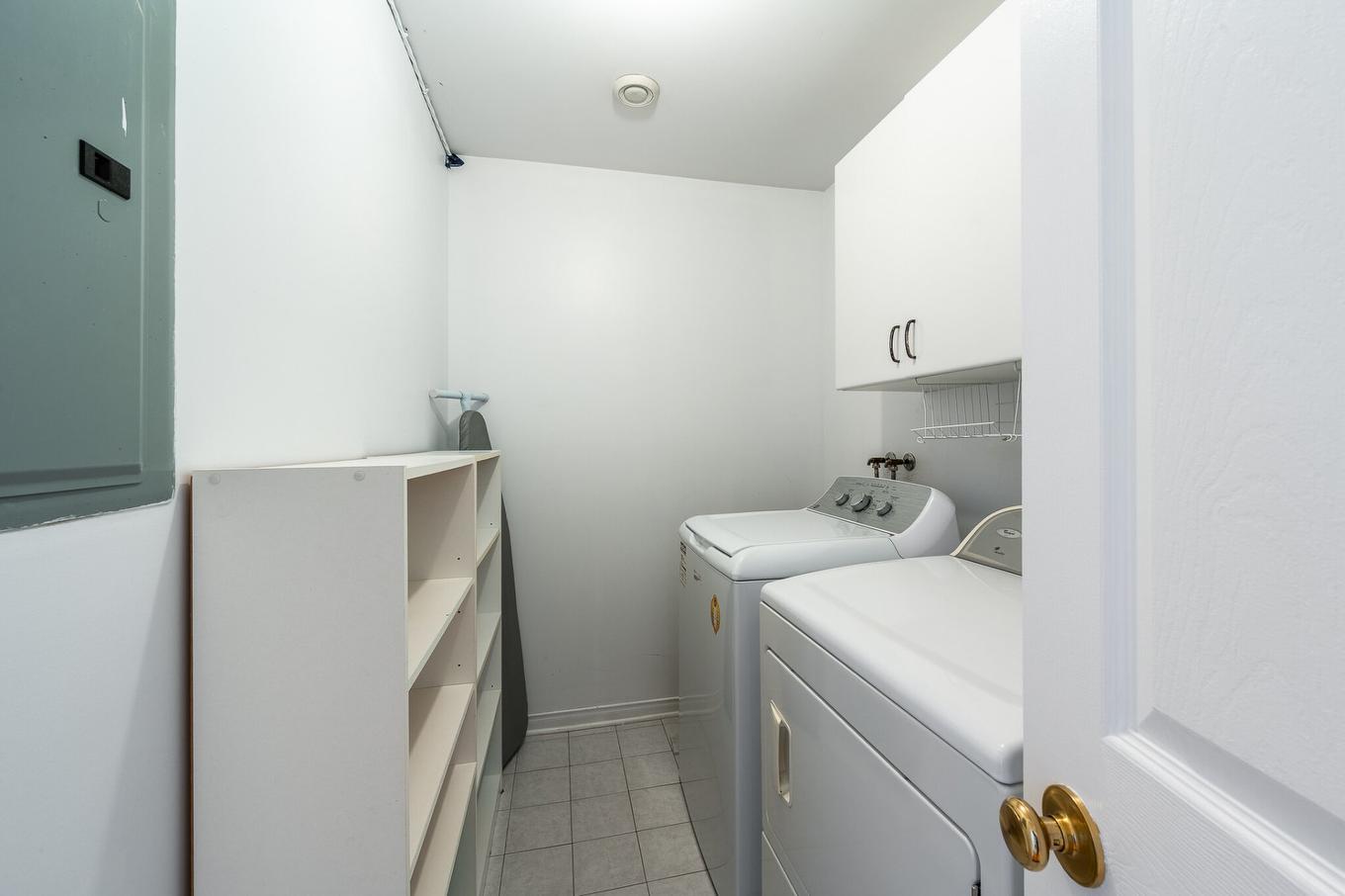 Salle de lavage - 5204 Av. Jeanne-D'Arc, Montréal (Rosemont/La Petite-Patrie), QC - Indoor Photo Showing Laundry Room