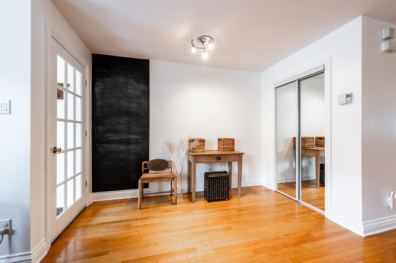 Hall d'entrée/Vestibule - 5204 Av. Jeanne-D'Arc, Montréal (Rosemont/La Petite-Patrie), QC - Indoor With Fireplace