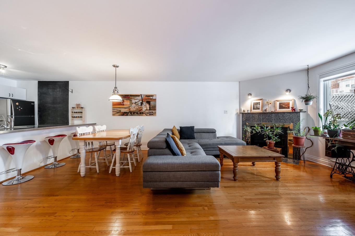 Salon - 5204 Av. Jeanne-D'Arc, Montréal (Rosemont/La Petite-Patrie), QC - Indoor Photo Showing Living Room