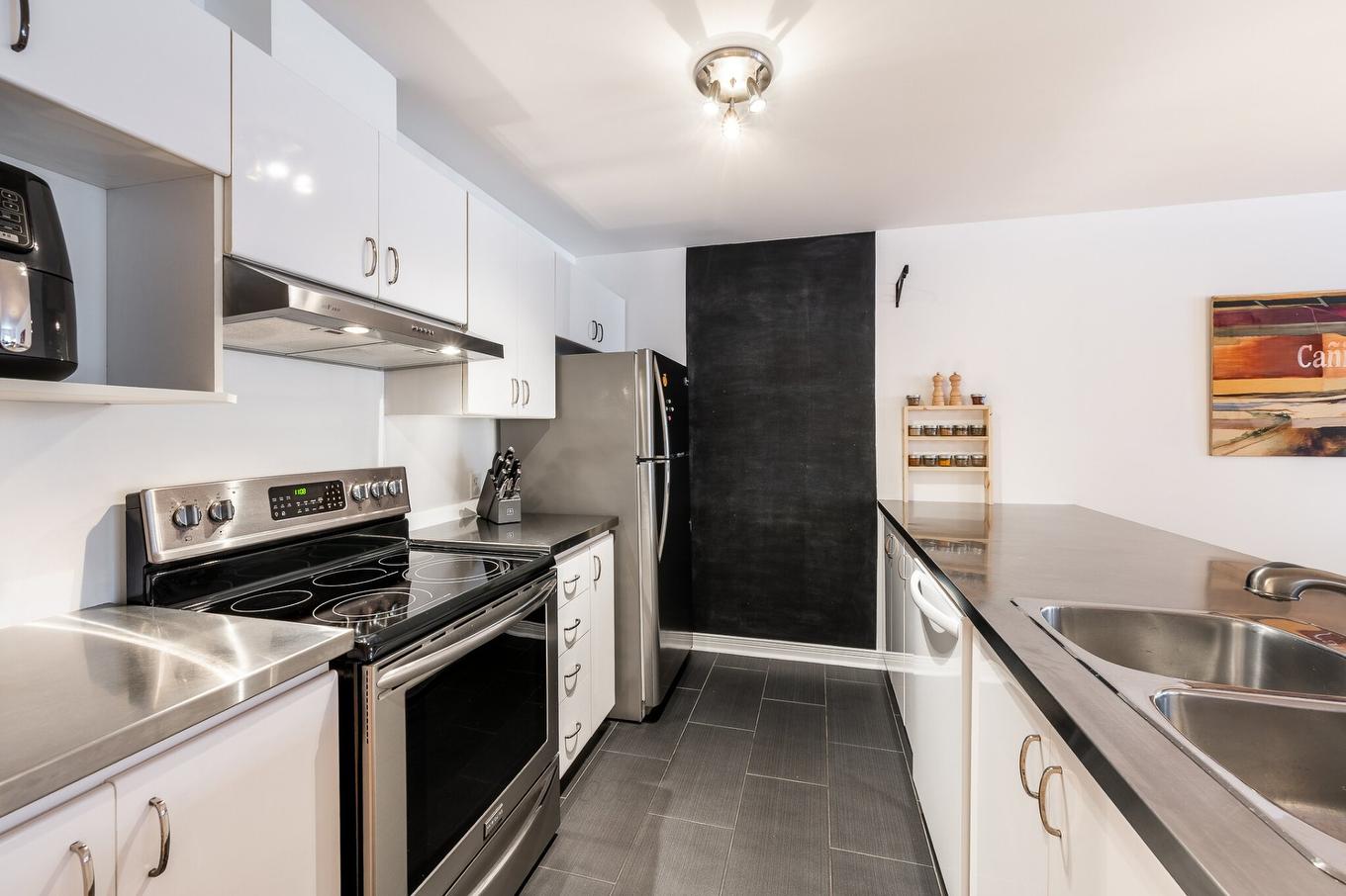 Cuisine - 5204 Av. Jeanne-D'Arc, Montréal (Rosemont/La Petite-Patrie), QC - Indoor Photo Showing Kitchen With Double Sink