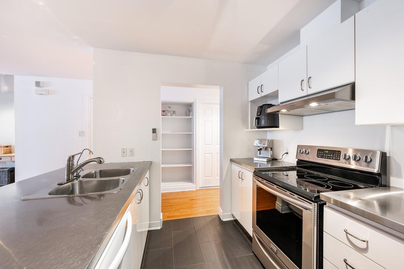 Cuisine - 5204 Av. Jeanne-D'Arc, Montréal (Rosemont/La Petite-Patrie), QC - Indoor Photo Showing Kitchen With Double Sink