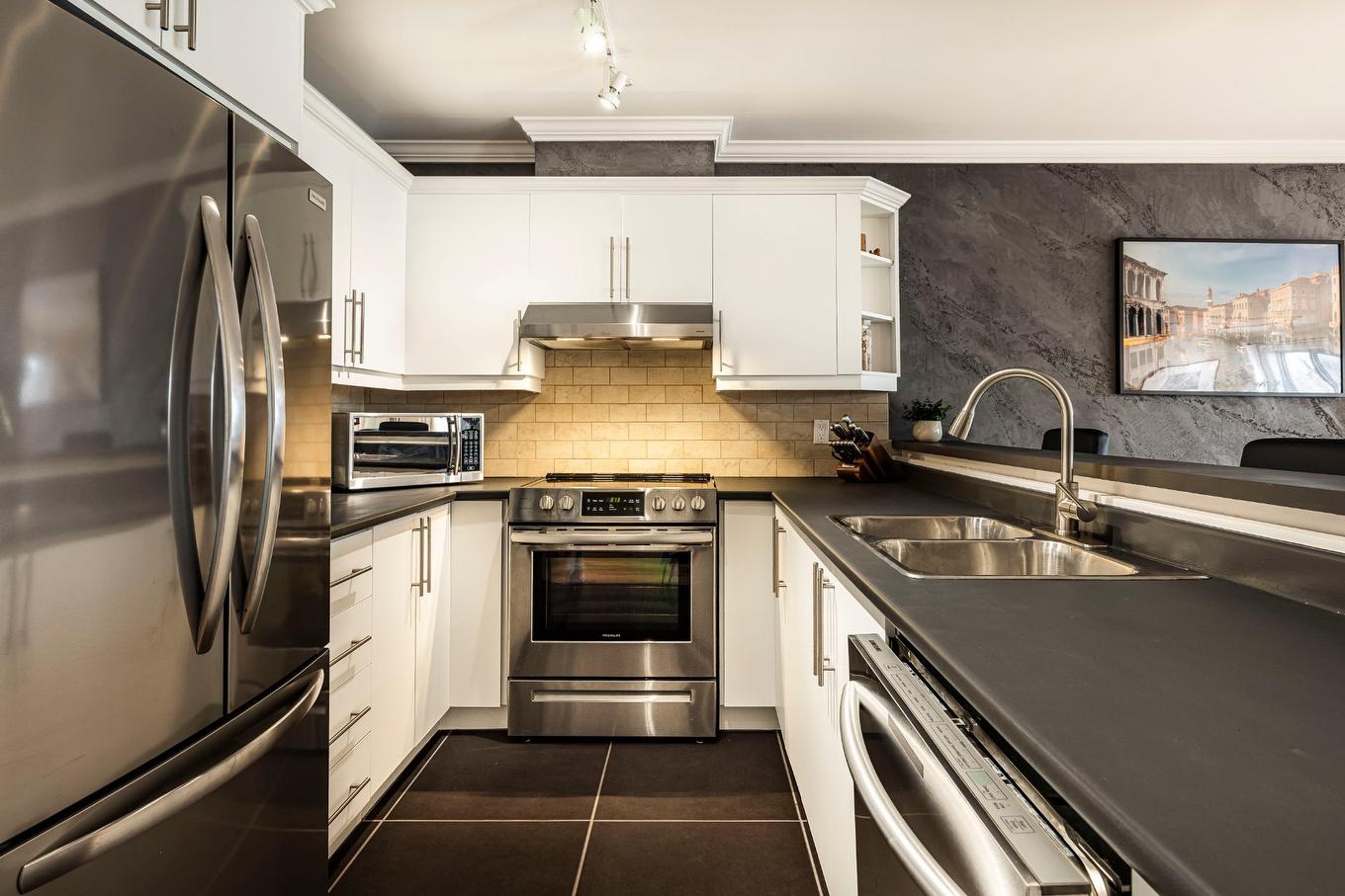 Cuisine - 7243 Boul. St-Michel, Montréal (Villeray/Saint-Michel/Parc-Extension), QC - Indoor Photo Showing Kitchen With Double Sink