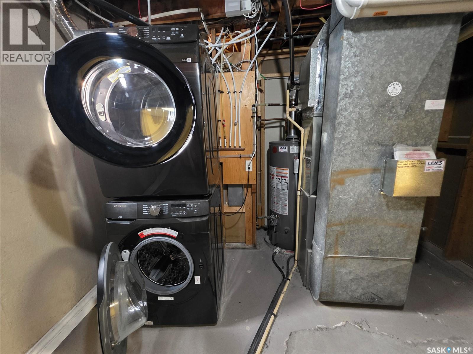 1420 Chaplin Street E, Swift Current, SK - Indoor Photo Showing Laundry Room