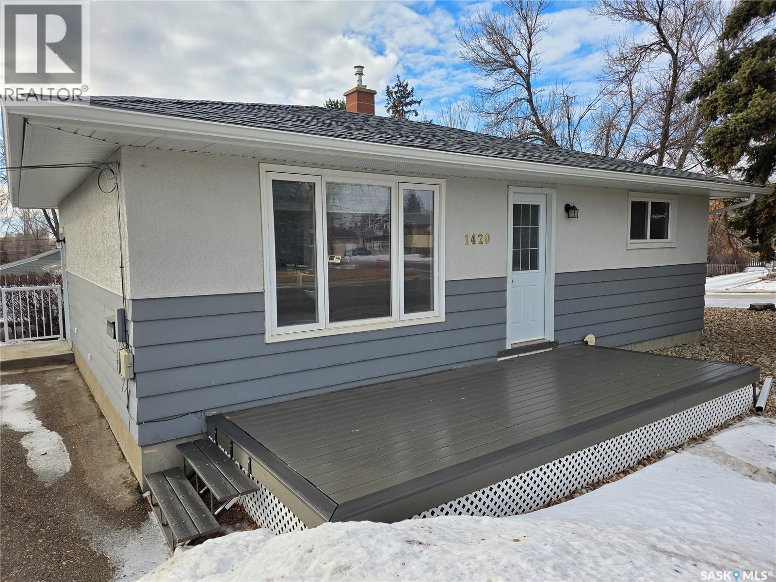 1420 Chaplin Street E, Swift Current, SK - Outdoor With Exterior
