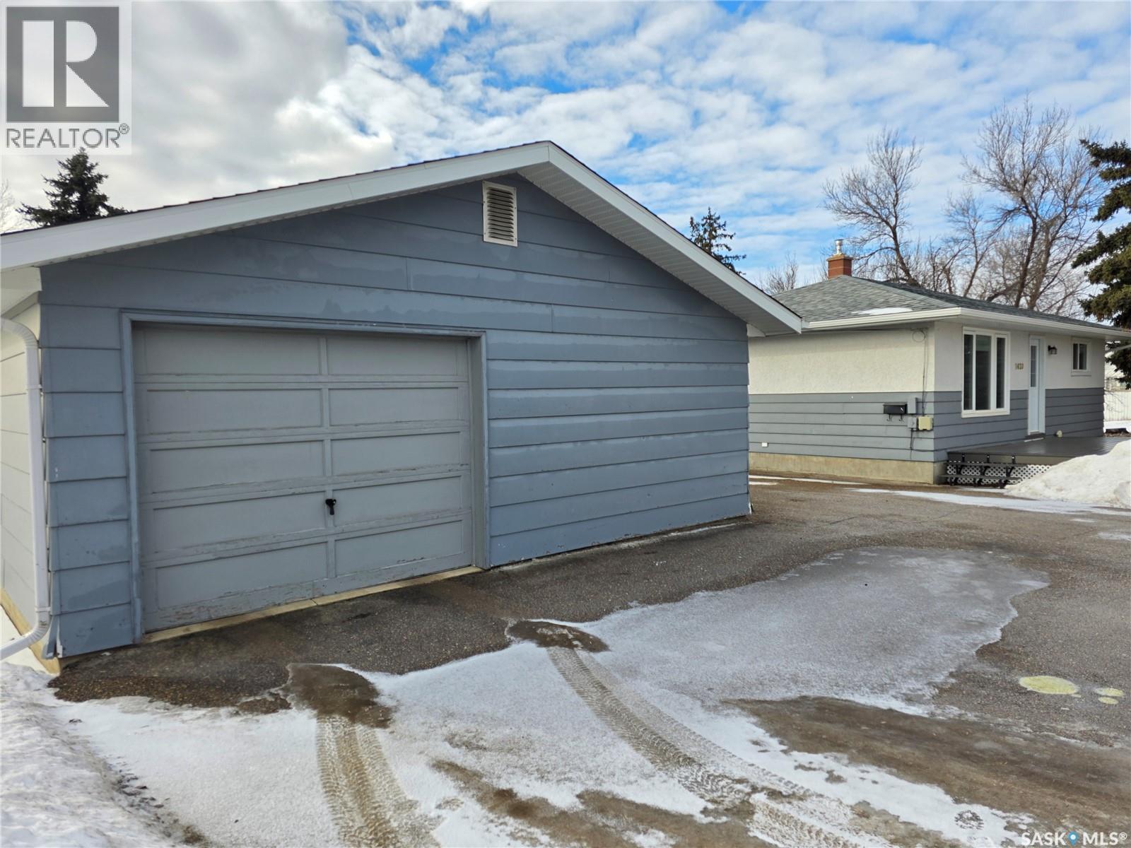 1420 Chaplin Street E, Swift Current, SK - Outdoor