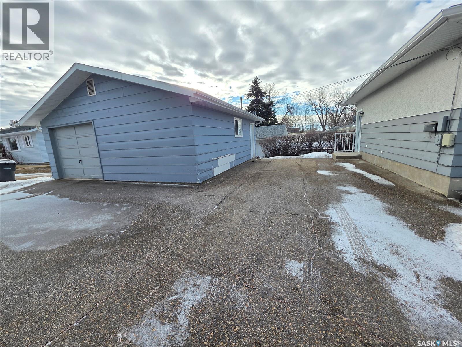 1420 Chaplin Street E, Swift Current, SK - Outdoor
