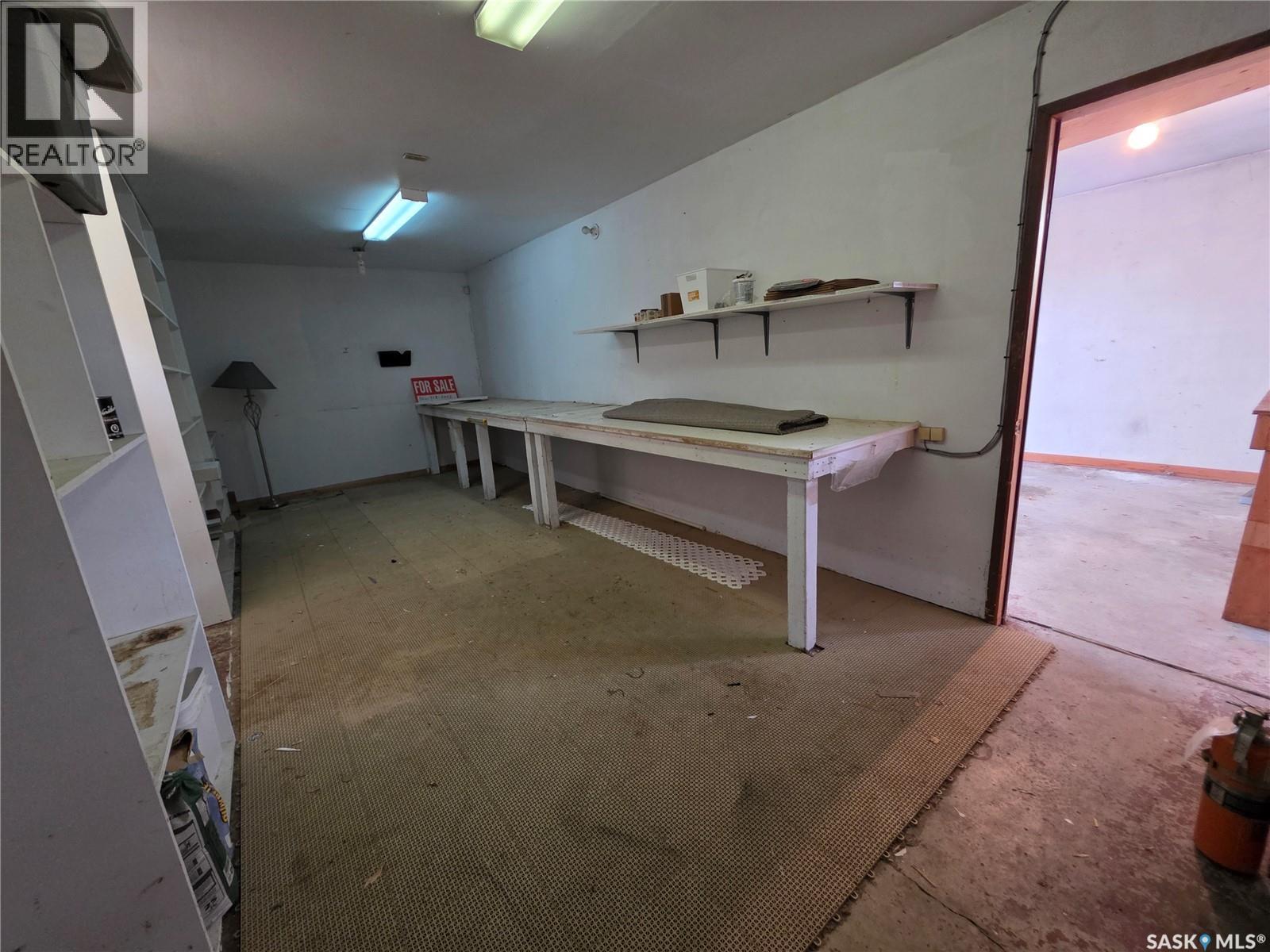 1420 Chaplin Street E, Swift Current, SK - Indoor Photo Showing Garage