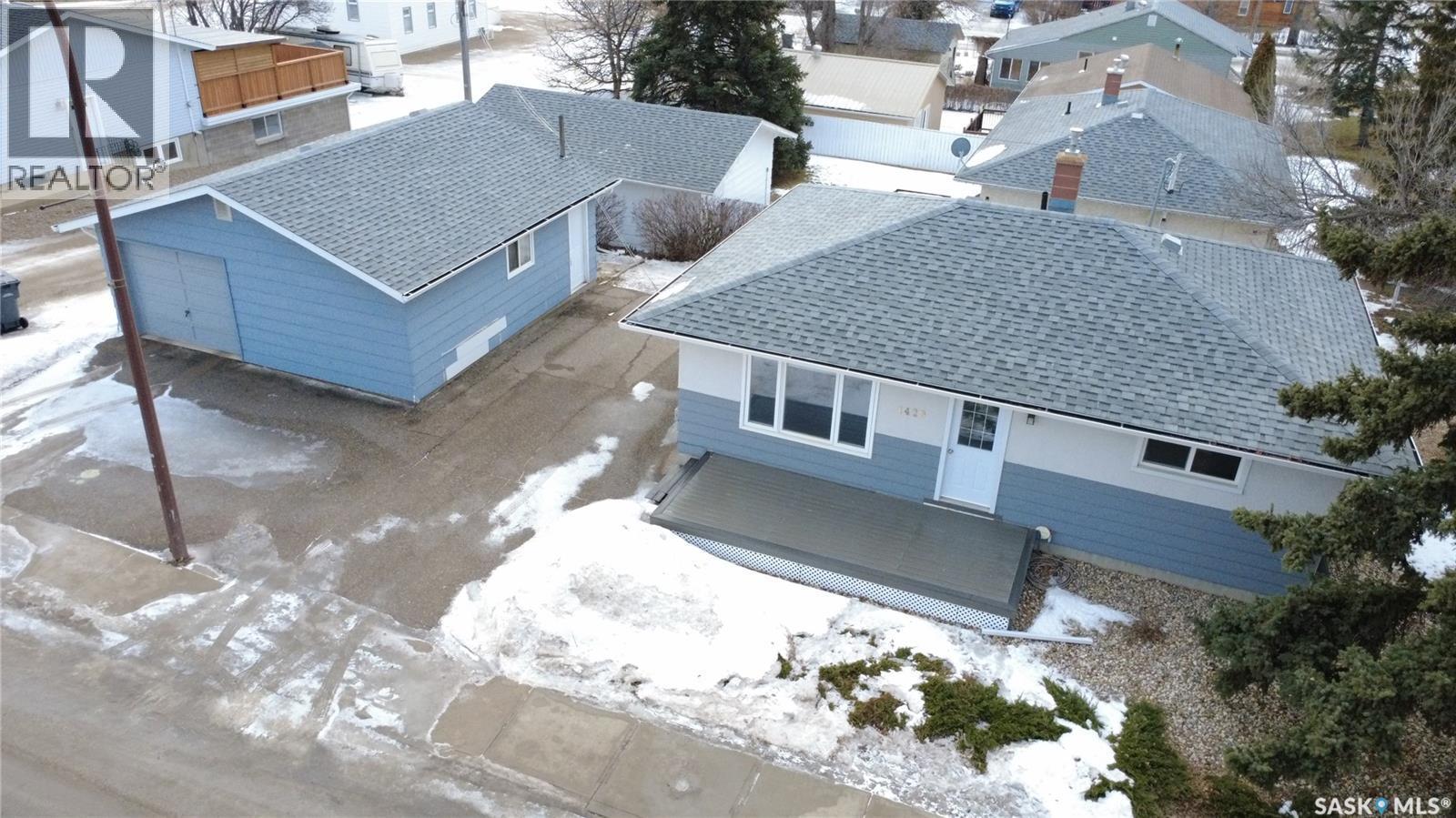 1420 Chaplin Street E, Swift Current, SK - Outdoor