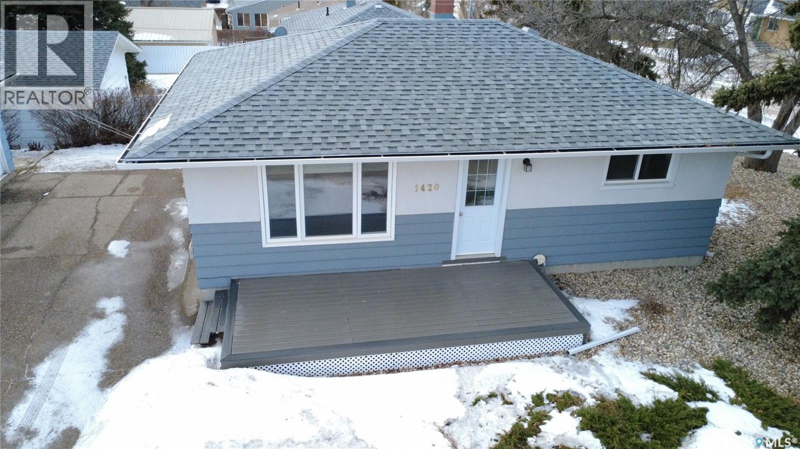 1420 Chaplin Street E, Swift Current, SK - Outdoor