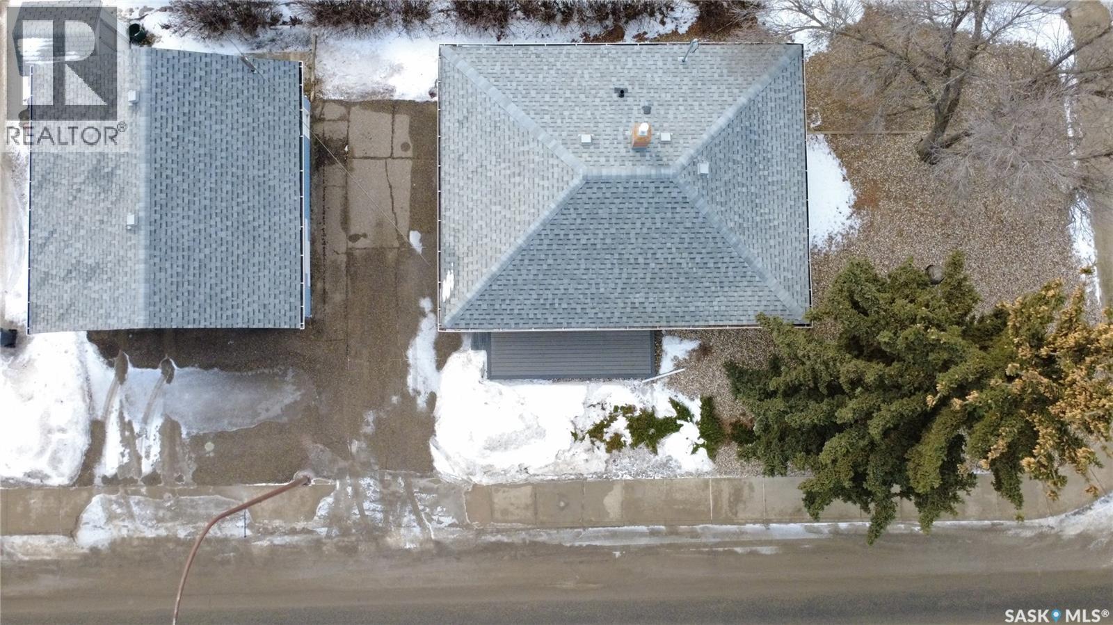 1420 Chaplin Street E, Swift Current, SK - Outdoor