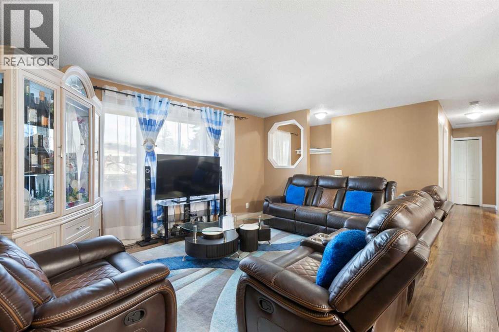 6124 Maddock Drive Ne, Calgary, AB - Indoor Photo Showing Living Room