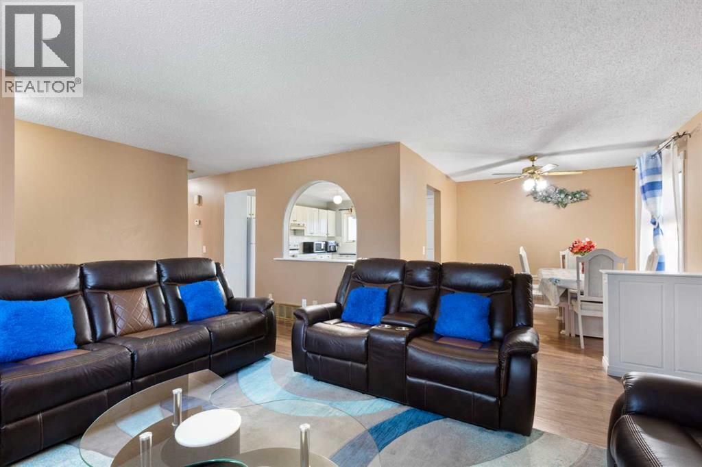 6124 Maddock Drive Ne, Calgary, AB - Indoor Photo Showing Living Room