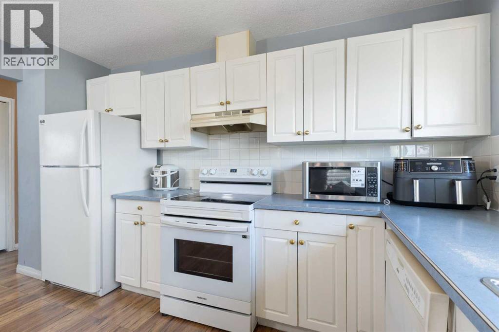6124 Maddock Drive Ne, Calgary, AB - Indoor Photo Showing Kitchen