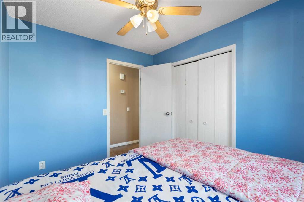 6124 Maddock Drive Ne, Calgary, AB - Indoor Photo Showing Bedroom