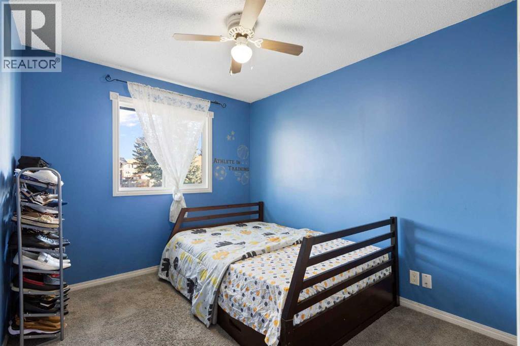 6124 Maddock Drive Ne, Calgary, AB - Indoor Photo Showing Bedroom