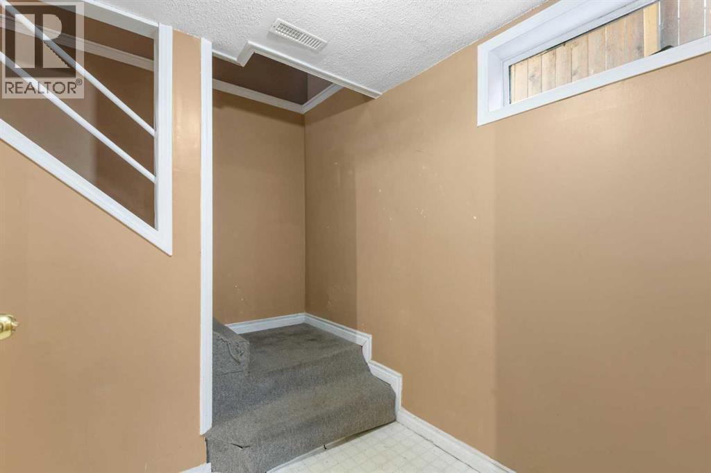 6124 Maddock Drive Ne, Calgary, AB - Indoor Photo Showing Other Room