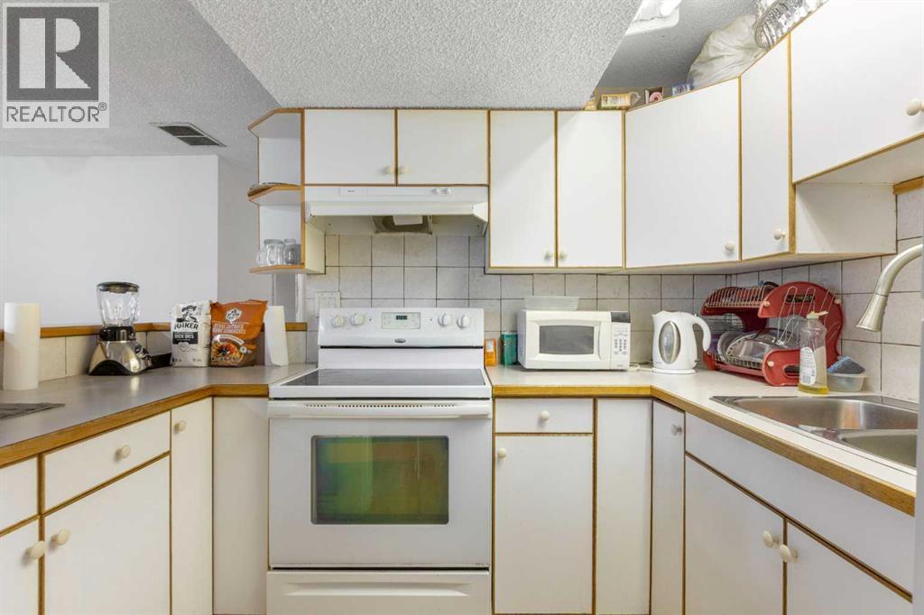 6124 Maddock Drive Ne, Calgary, AB - Indoor Photo Showing Kitchen With Double Sink