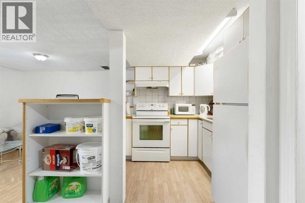 6124 Maddock Drive Ne, Calgary, AB - Indoor Photo Showing Kitchen