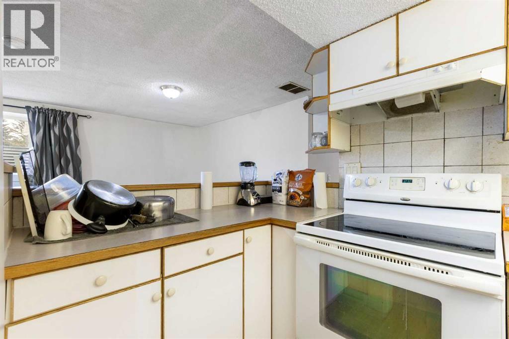 6124 Maddock Drive Ne, Calgary, AB - Indoor Photo Showing Kitchen
