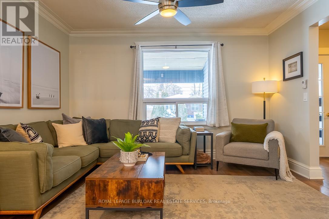 115 Prince George Avenue, Hamilton, ON - Indoor Photo Showing Living Room