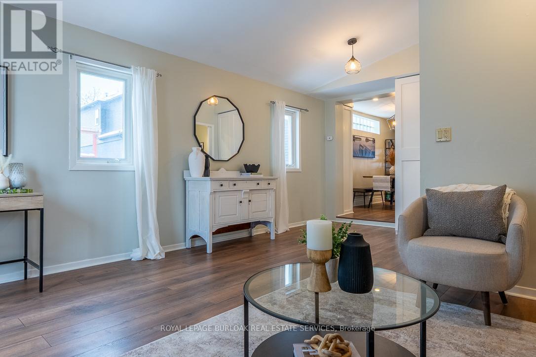 115 Prince George Avenue, Hamilton, ON - Indoor Photo Showing Living Room
