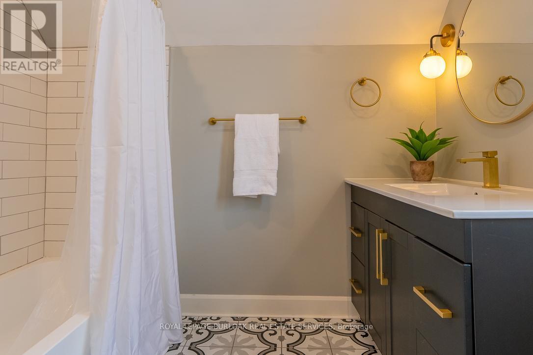 115 Prince George Avenue, Hamilton, ON - Indoor Photo Showing Bathroom