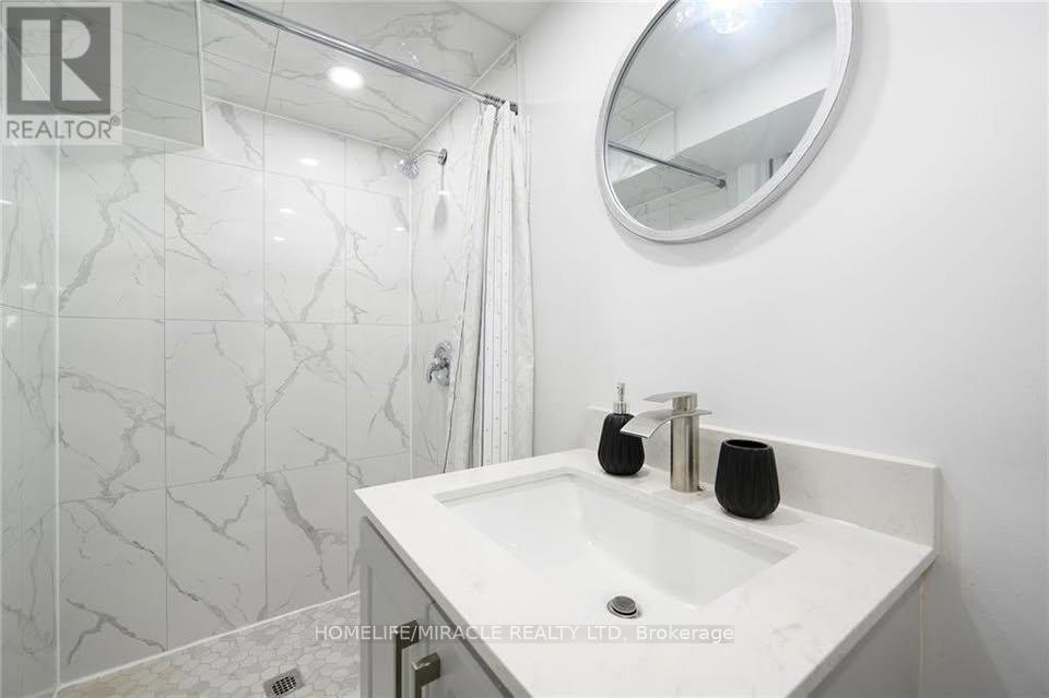 234 East 33Rd Street, Hamilton, ON - Indoor Photo Showing Bathroom