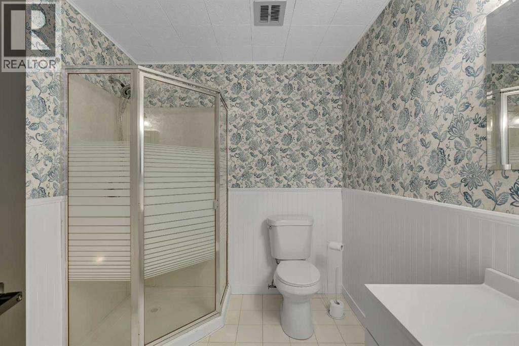3404 35 Avenue Se, Calgary, AB - Indoor Photo Showing Bathroom