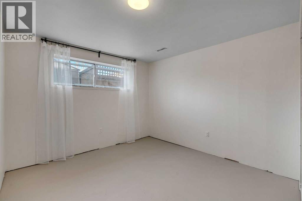 3404 35 Avenue Se, Calgary, AB - Indoor Photo Showing Other Room