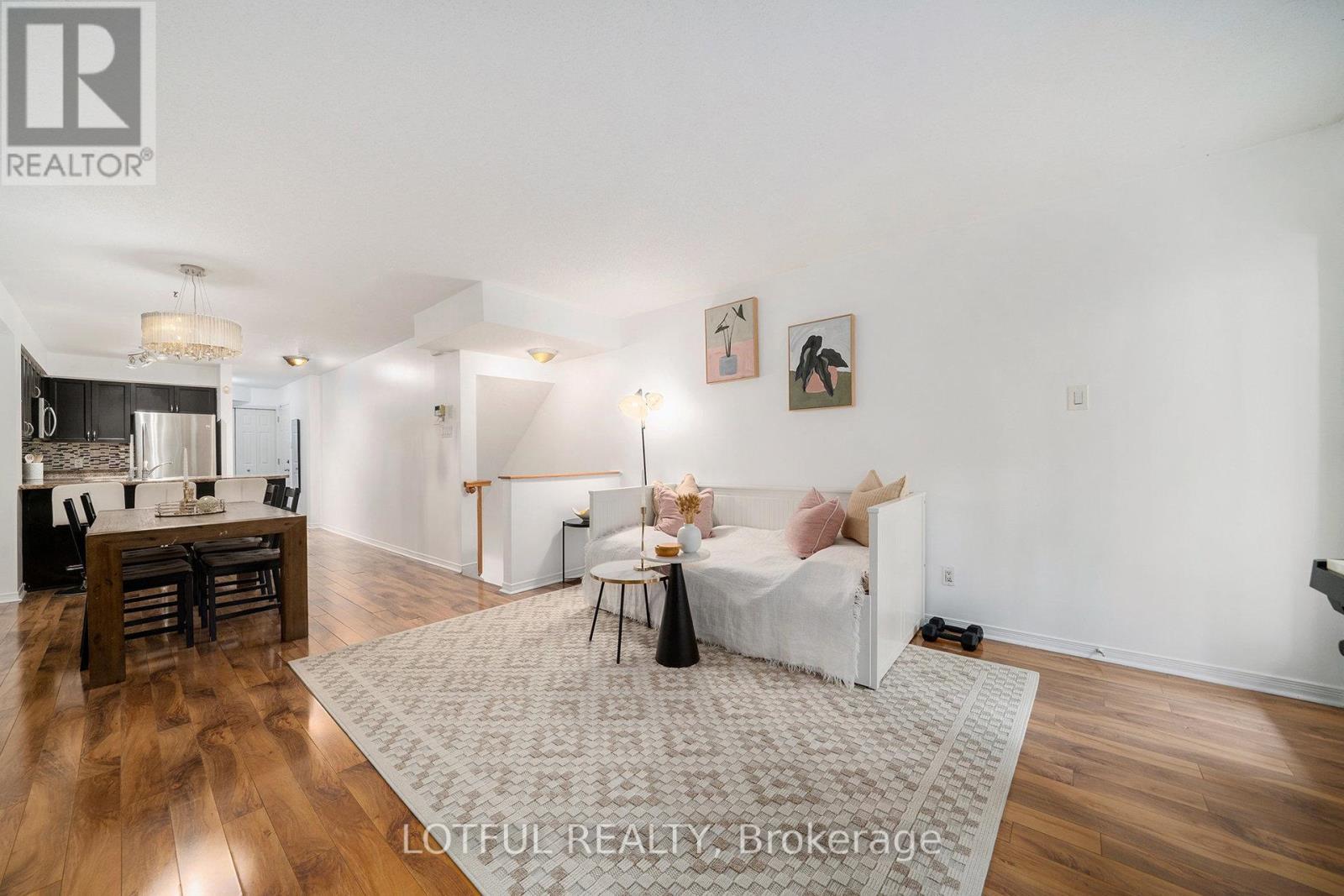 58 Steele Park Private, Ottawa, ON - Indoor Photo Showing Other Room